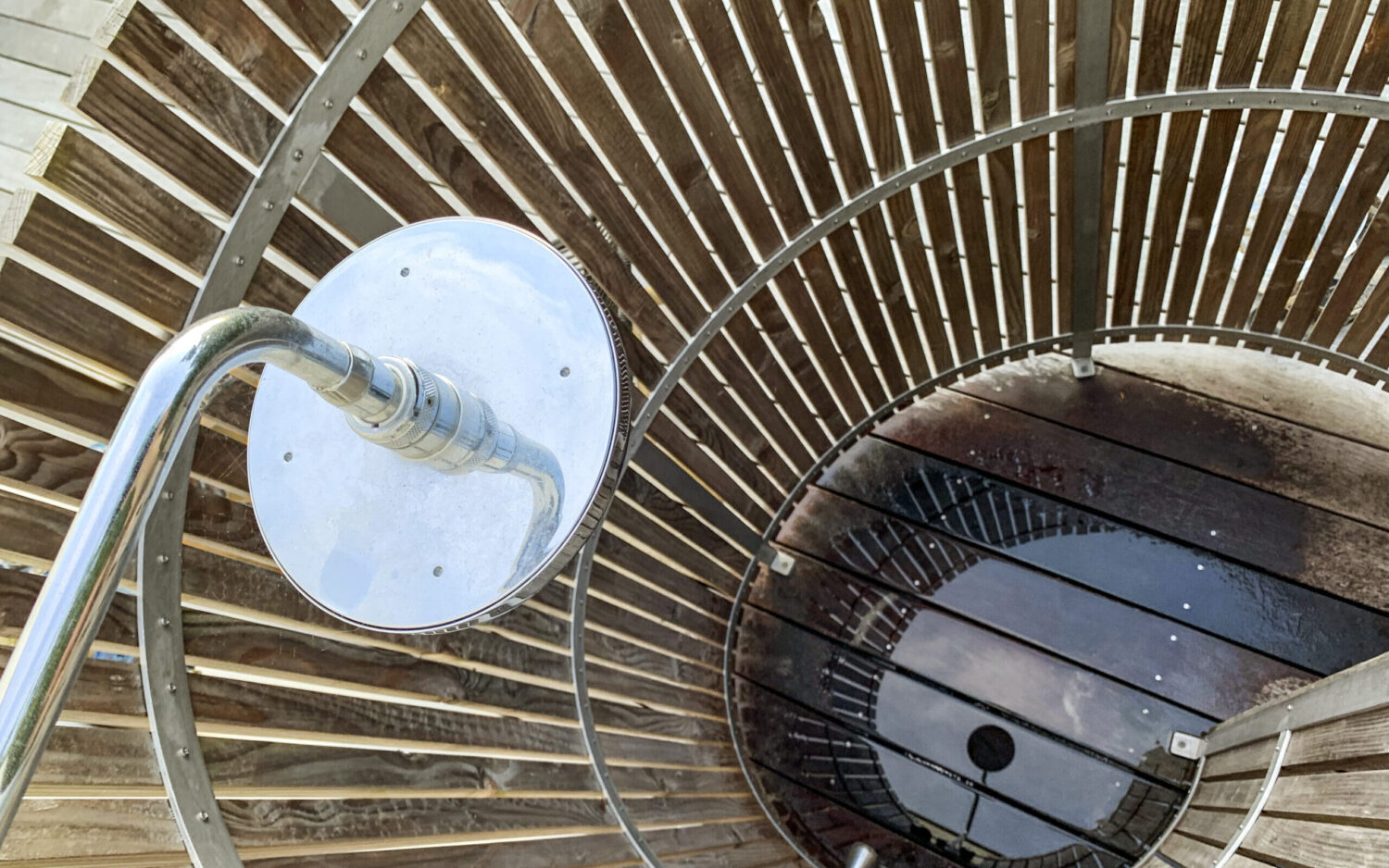 Nordic Seashell Outdoor Shower set fra oven. Udendørs bruser i konkylieformet design